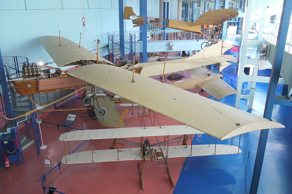 1024px-Antoinette_VII_par_le_travers_Musee_du_Bourget_P1010368.jpg