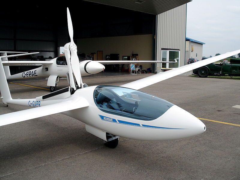 800px-Schleicher_ASH_26E_sailplane_1.jpg