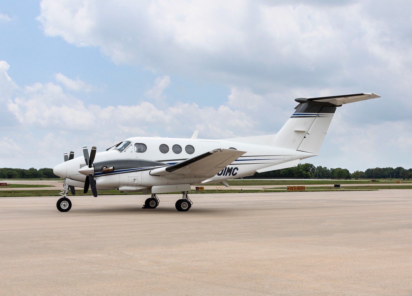 aircraft-turboprops-beechcraft-king-air-f90-360148_7a391ed0be3f7ad8.jpg