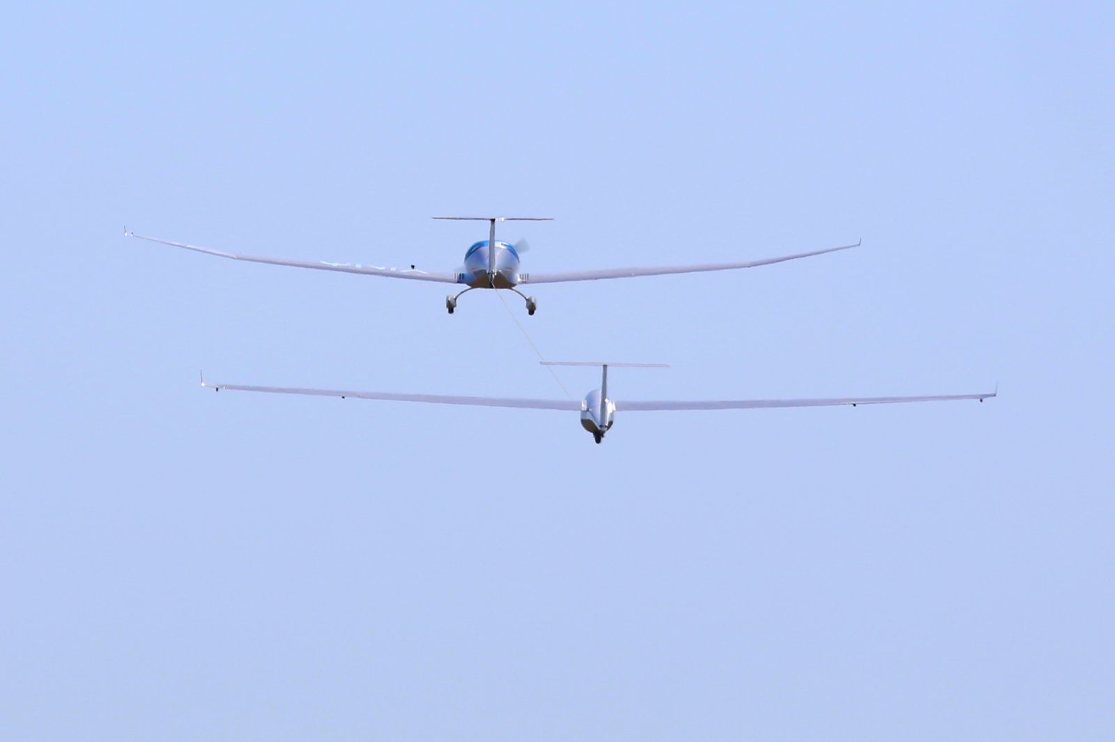 e-aerotow on blue sky.jpg