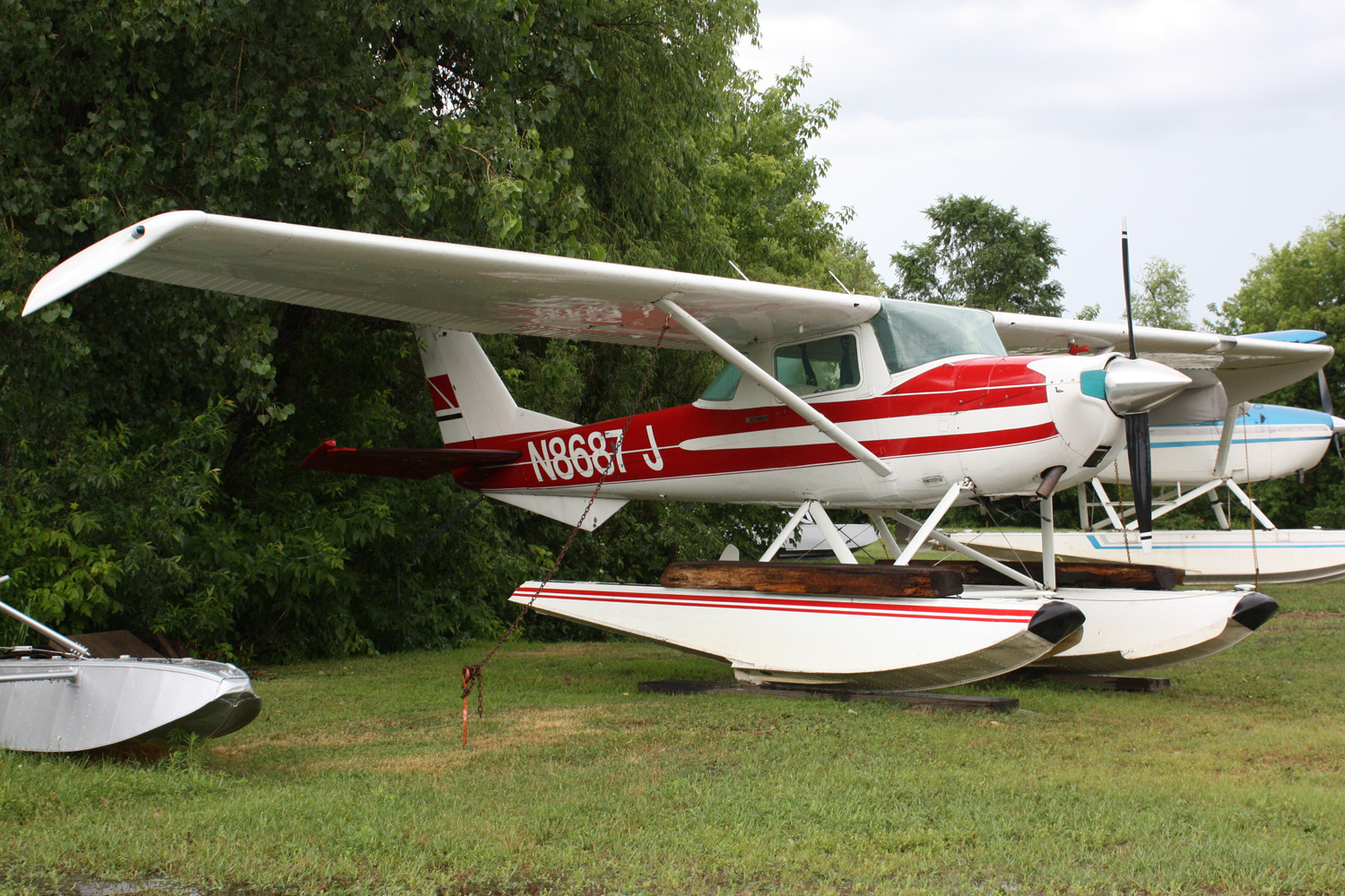 Cessna_150G_on_floats_N8687J.jpg